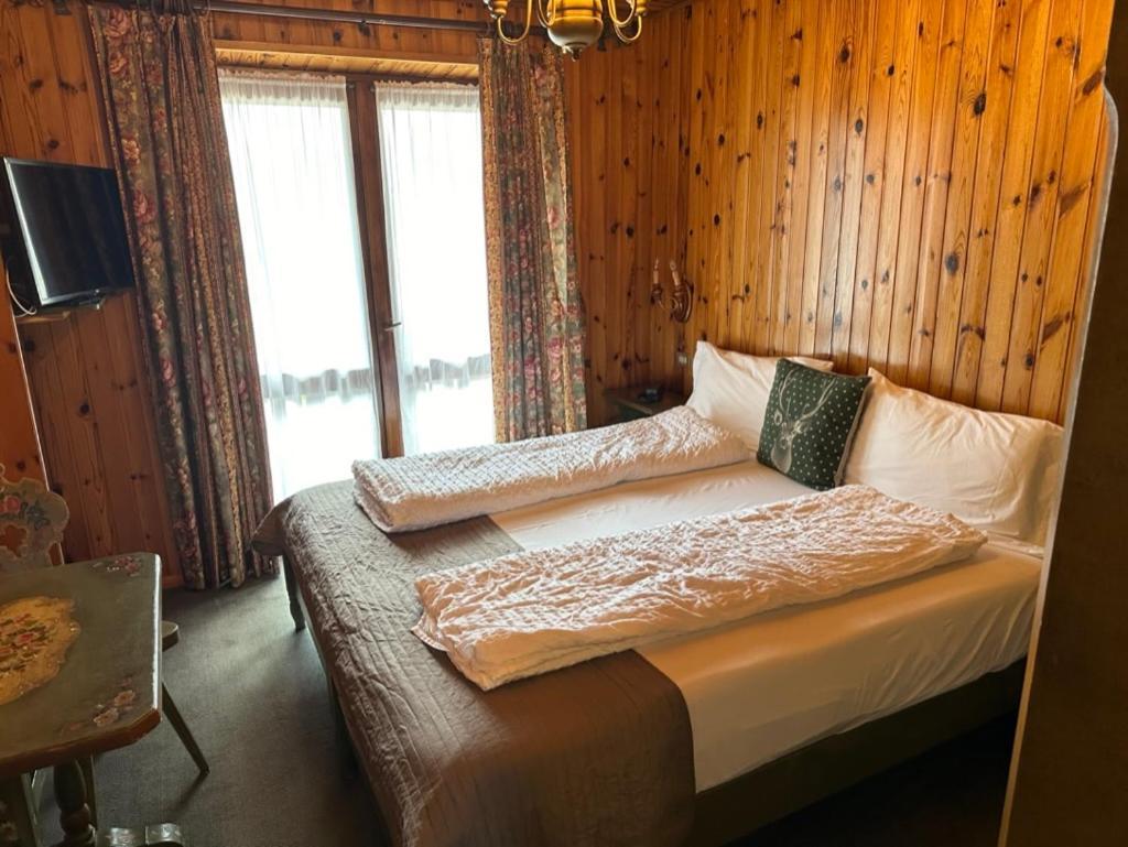 Hotel Garni St. Hubertus Madonna エクステリア 写真
