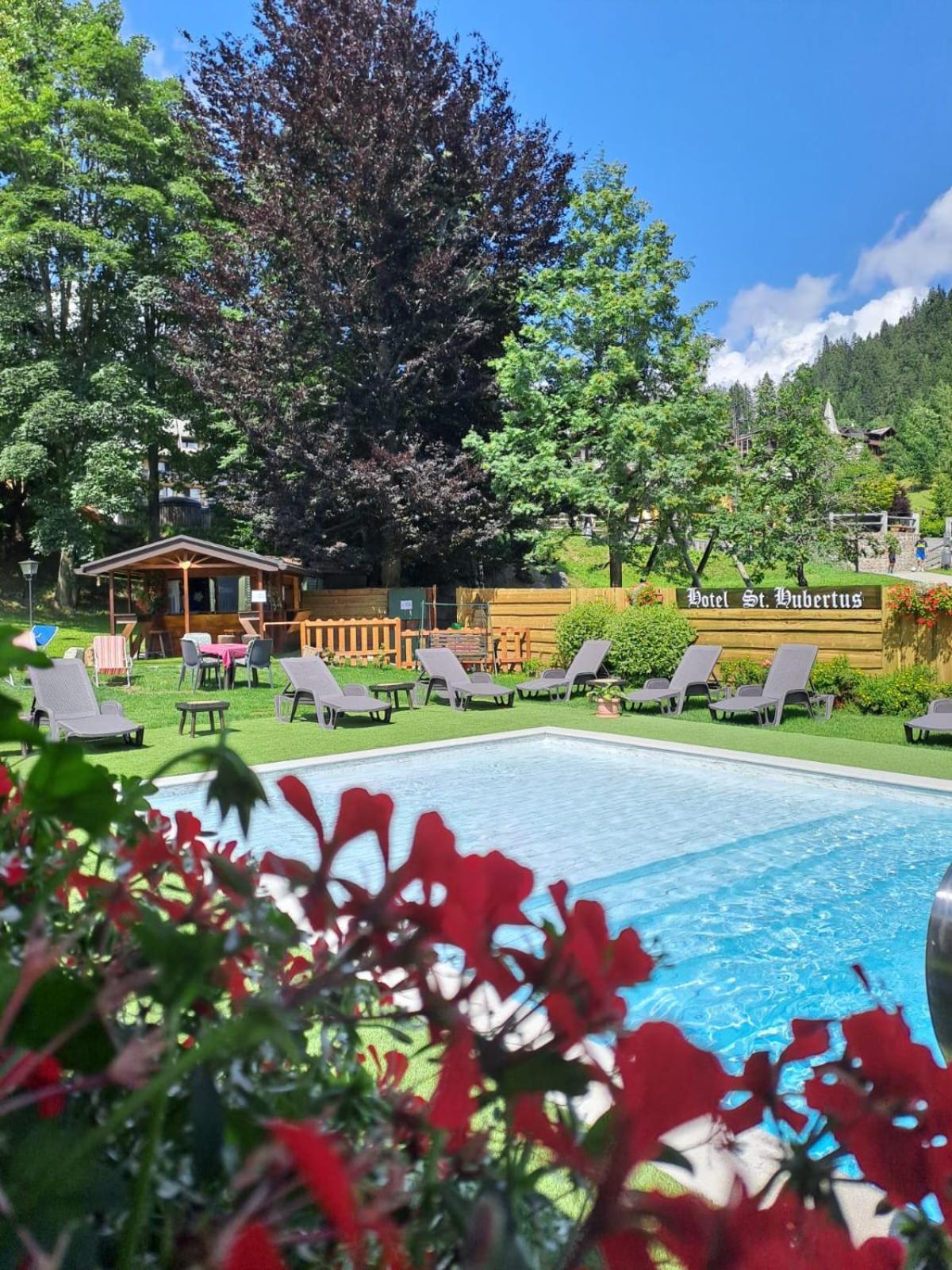 Hotel Garni St. Hubertus Madonna エクステリア 写真