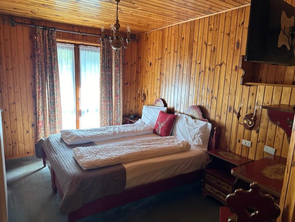 Hotel Garni St. Hubertus Madonna エクステリア 写真